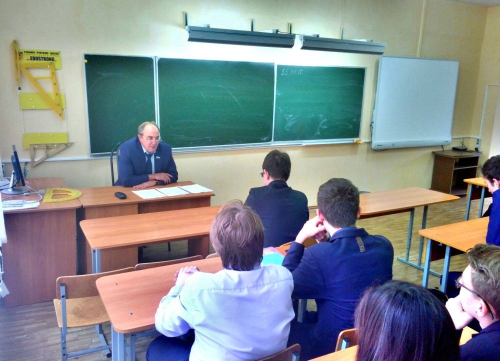 Школа 27 пенза. 27 Школа Пенза директор. Депутат Крячко Пенза. Урок парламентаризма в школе.